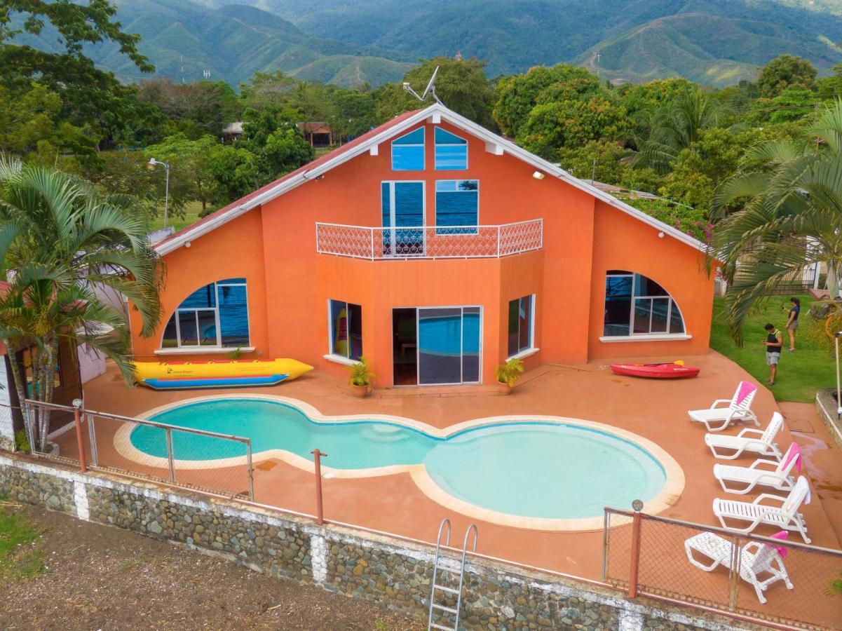 Chalet Castillo El Estor Esterno foto